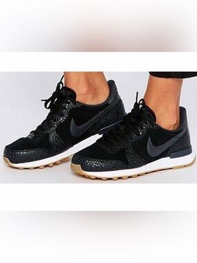 Nike Black Textured Low-Top Sneakers with Gum Sole